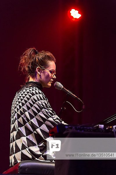 Die isländische Musikerin Sóley Stefánsdóttir live beim Blue Balls Festival Luzern  Schweiz  Europa