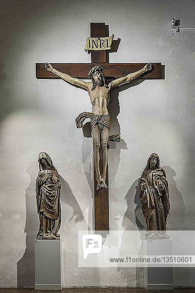 Kruzifix mit zwei Heiligenfiguren Schwaben um 1500 Nationalmuseum München Oberbayern Bayern Deutschland Europa