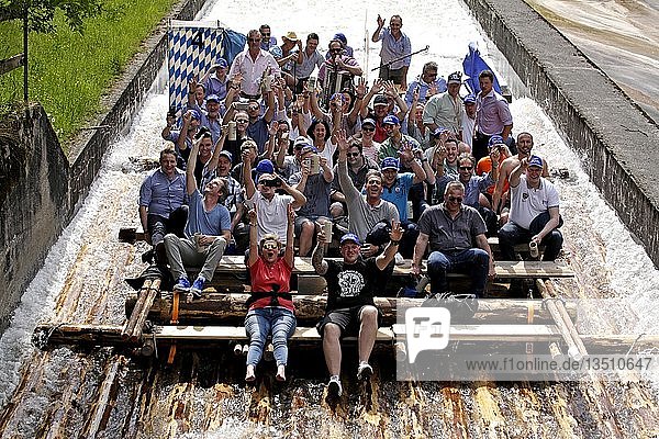 Floßfahrt auf der Isar Floßrutsche Mühltal Oberbayern Bayern Deutschland Europa