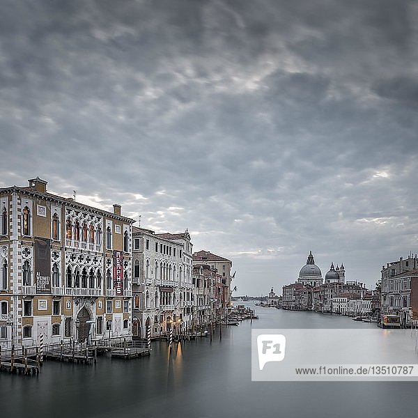 Canal Grande der Ponte dell' Accademia  Venedig  Italien  Europa