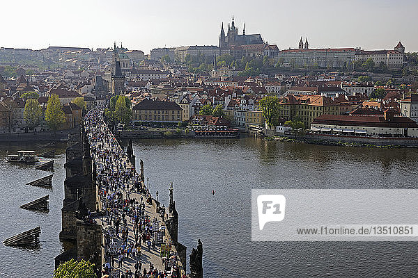 Blick vom Altstädter Brückenturm über die Karlsbrücke auf die Mala Strana mit dem Veitsdom  Prag  Böhmen  Tschechische Republik  Europa