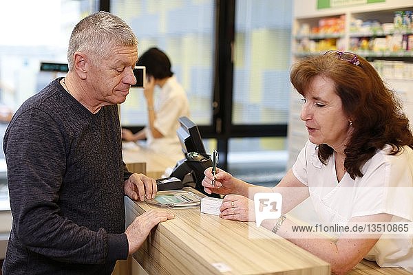 Beratung eines Kunden durch einen Apotheker in einer Apotheke  Tschechische Republik  Europa