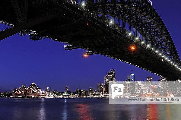 Skyline von Sydney mit Harbour Bridge Oper und Finanzzentrum bei Sonnenaufgang Sydney Australien Ozeanien