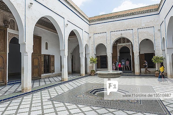 Innenhof mit Säulen und Brunnen  arabische Ornamentik  Bahia-Palast  Marrakesch  Königreich Marokko  Maghreb