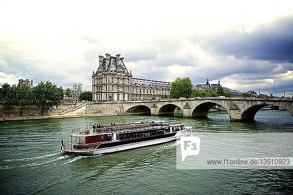 Ausflugsboot auf Fluss Seine  Louvre-Museum  Paris  Frankreich  Europa