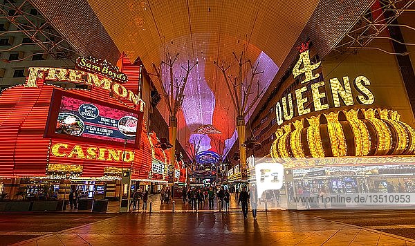 Neon-Kuppel der Fremont Street Experience im alten Las Vegas  Casino Hotel 4 Queens  Fremont Casino  Nachtszene  Innenstadt von Las Vegas  Innenstadt  Las Vegas  Nevada  USA  Nordamerika