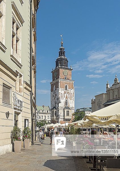 Rathaus-Turm und Restaurants auf Hauptmarktplatz  Rynek Glowny  Krakau  Polen  Europa