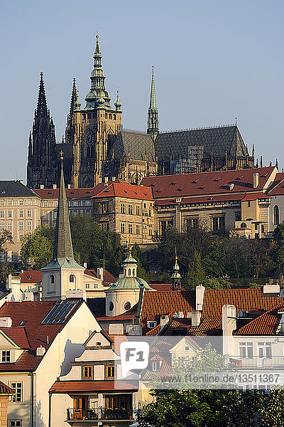 Blick über die Dächer des Stadtteils Malá Strana auf den Veitsdom  UNESCO-Weltkulturerbe  Prag  Böhmen  Tschechische Republik  Tschechische Republik  Europa