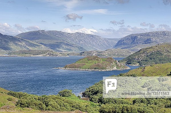 Blick über Loch a'Chairn Bhain mit der Insel Eilean a'Ghamhn  Grafschaft Sutherland  Schottland  Vereinigtes Königreich  Europa