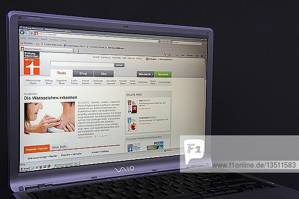 Website der Stiftung Warentest auf dem Bildschirm eines Sony Vaio Laptops  einer deutschen Verbraucherorganisation