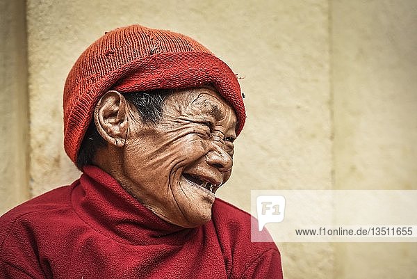 Lachende Frau mit Mütze Bandipur Kathmandu Tal Nepal Asien