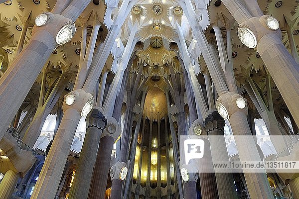 Innenansicht Deckengewölbe Sagrada Familia von Antoni Gaudi Barcelona Katalonien Spanien Europa