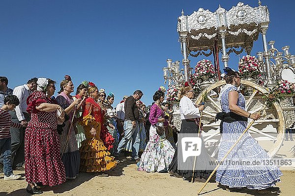 Leute in traditioneller Kleidung mit verzierten Ochsenkarren Pfingsten Wallfahrt von EL Rocio Huelva-Provinz Andalusien Spanien Europa