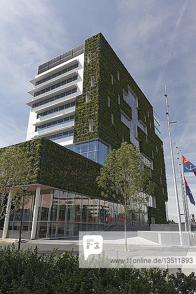 Öffentliches Gebäude mit bepflanzter Fassade  ökologische Bauweise  Neues Rathaus  Venlo  Limburg  Niederlande