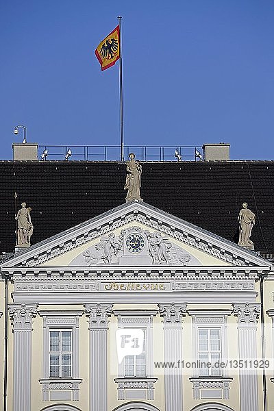 Haupteingang mit Fahne  Schloss Bellevue  Sitz des deutschen Bundespräsidenten  Berlin  Deutschland  Europa