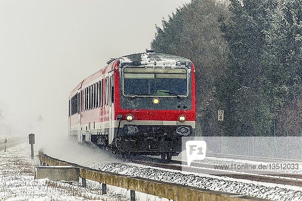 Personenzug im Winter bei Schneefall  Grevenbroich  Rheinland  Nordrhein-Westfalen  Deutschland  Europa