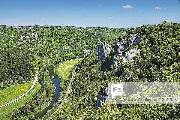 Blick auf das obere Donautal vom Jägerfelsen aus gesehen  Baden-Württemberg  Deutschland  Europa
