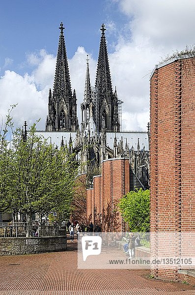 Blick über den Heinrich-Böll-Platz zum Kölner Dom Köln Nordrhein-Westfalen Deutschland Europa