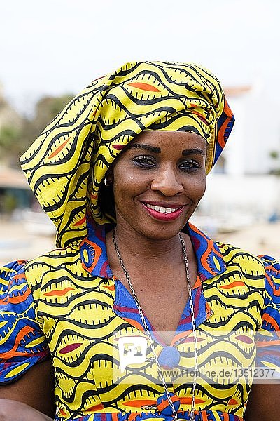 Senegalesin in buntem Kleid  Porträt  Dakar  Senegal  Afrika