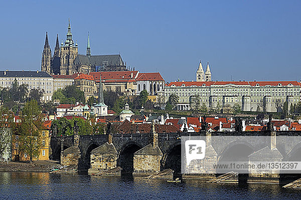 View across Vltava River to Charles Bridge and St. Vitus Cathedral  Mala Strana  Prague  Bohemia  Czech Republic  Europe