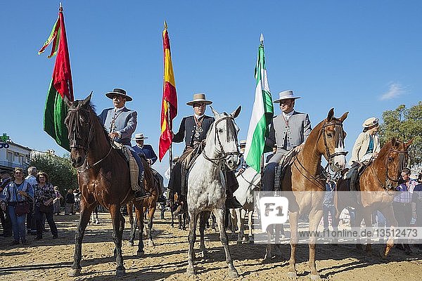 Leute in traditioneller Kleidung reiten Pferde Pfingsten Wallfahrt von EL Rocio Huelva-Provinz Andalusien Spanien Europa