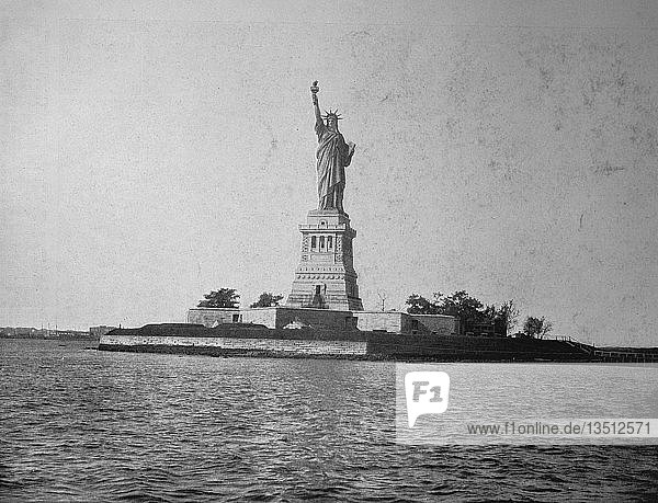 Die Freiheitsstatue im Hafen von New York  1899  Amerika