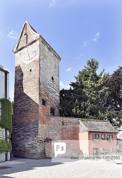 Hexenturm mit Stadtmauer und Wohnhaus Teil der mittelalterlichen Stadtbefestigung ehemaliger Gefängnisturm Memmingen Schwaben Bayern Deutschland Europa
