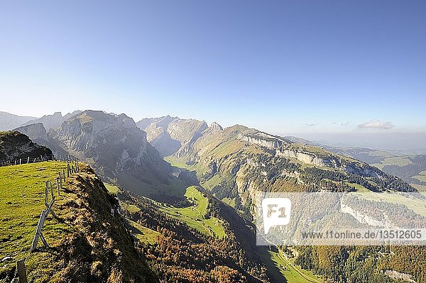 Blick vom Hochplateau Alp Sigel  1730 m  hinunter in Richtung Wasserauen in den Appenzeller Alpen  mit der Ebenalp rechts und dem Säntis in der Mitte  Kanton Appenzell Innerrhoden  Schweiz  Europa