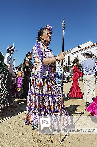Frauen in bunten Kleidern Pfingsten Wallfahrt von EL Rocio Huelva-Provinz Andalusien Spanien Europa
