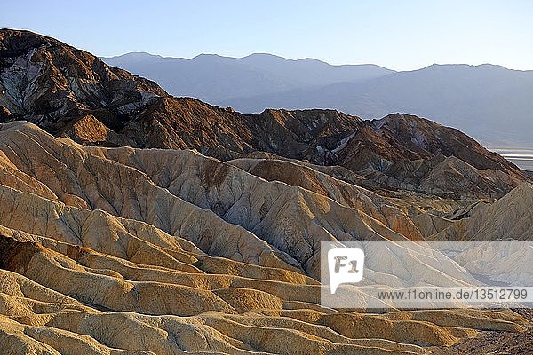 Farbige Felsformationen im Abendlicht  Zabriske Point  Death Valley National Park  Kalifornien  USA  Nordamerika