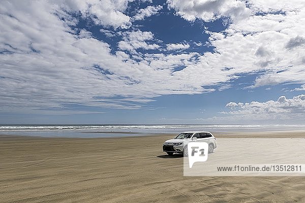 Allrad-Auto am weiten Sandstrand  Ninety Mile Beach  Northland  Nordinsel  Neuseeland  Ozeanien
