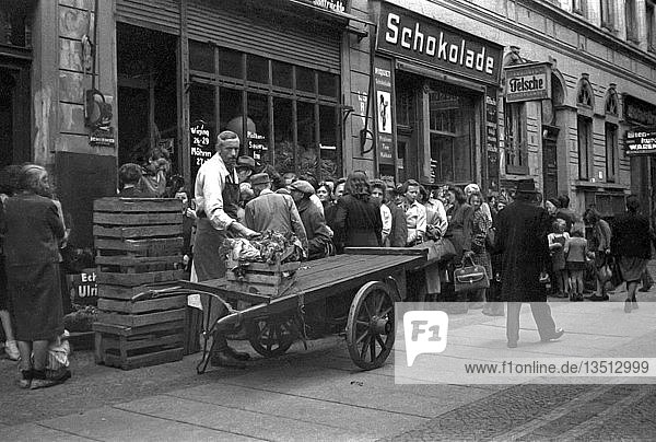 Menschen warten auf neue Waren  Bewältigung der Lebensmittelknappheit  Versorgung der Bevölkerung  1948  Leipzig  Sachsen  DDR  Deutschland  Europa