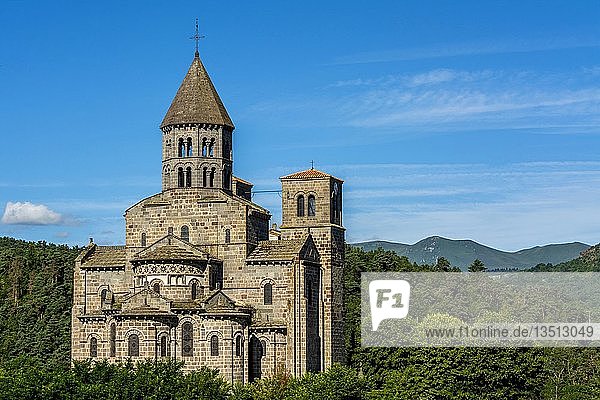 Romanische Kirche Saint Nectaire  Regionaler Naturpark der Vulkane der Auvergne  Departement Puy de Dome  Auvergne Rhone Alpes  Frankreich  Europa