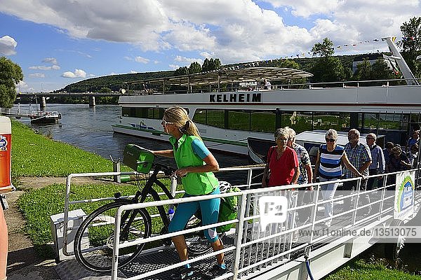 Radfahrer schiebt Rad von Ausflugsschiff  Kelheim  Ostbayern  Niederbayern  Bayern  Deutschland  Europa