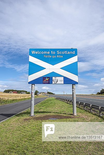 Schottisches Grenzschild an der englisch-schottischen Grenze bei Lamberton Schottland Großbritannien Europa