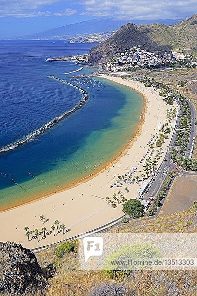 Strand  Playa de las Teresitas  San Andrés  Santa Cruz im Hintergrund  Teneriffa  Kanarische Inseln  Spanien  Europa