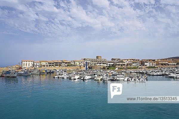 Fischerhafen und Marina Ortsteil Isola Rossa Trinità d?Agultu e Vignola Provinz Sassari Sardinien Italien Europa