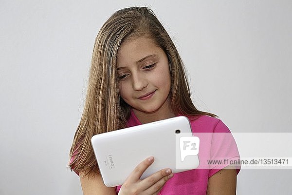 Mädchen mit einem Tablet-PC Deutschland Europa