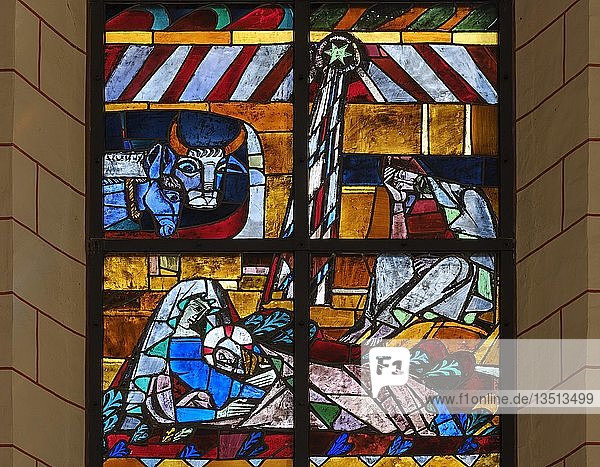 Glasfenster von Robert Rabolt  Jakobskirche  Station Jakobervorstadt  Augsburg  Schwaben  Bayern  Deutschland  Europa