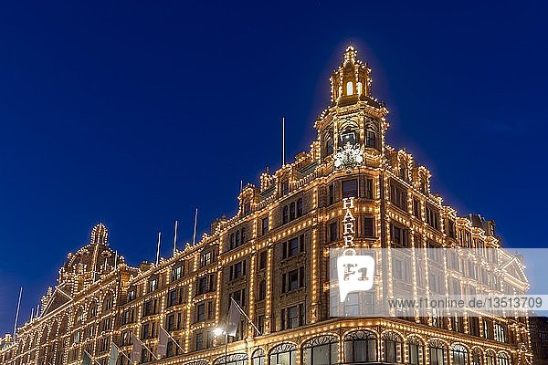 Beleuchtetes Kaufhaus Harrods Nachtaufnahme London Großbritannien Europa
