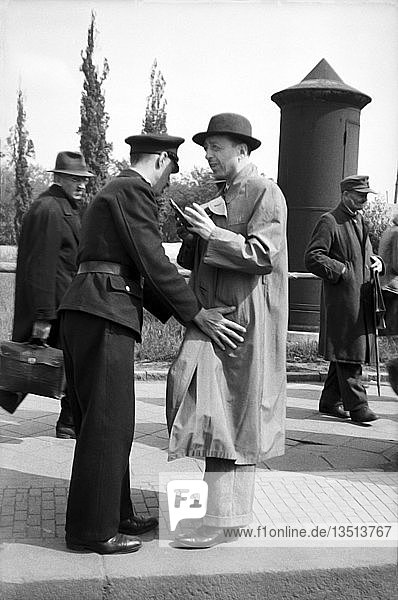 Polizeikontrolle Schwarzmarkt 1948 Leipzig Sachsen DDR Deutschland Europa