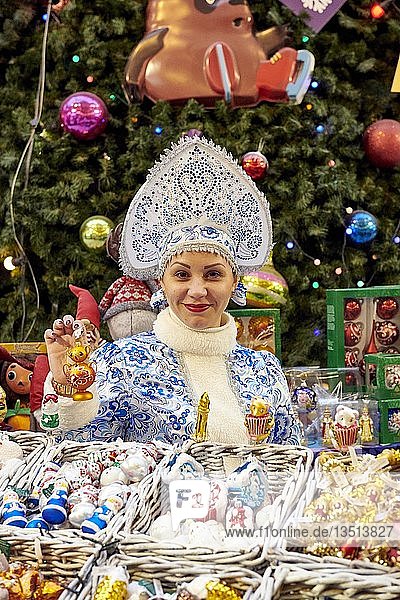 Verkäuferin im Kaufhaus GUM  zur Weihnachtszeit  Moskau  Russland  Europa
