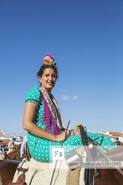 Reiterin in buntem Kleid Pfingsten Wallfahrt von EL Rocio Huelva-Provinz Andalusien Spanien Europa