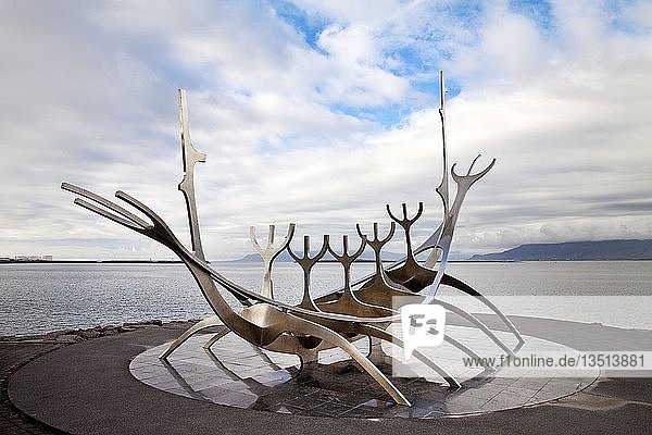 Skulptur Sólfar  Wikingerschiff aus Stahl  Künstler Jón Gunnar Árnason  Reykjavik  Island  Europa