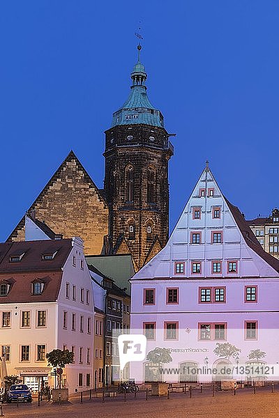Canaletto-Haus und Marienkirche auf dem Marktplatz  Abenddämmerung  Pirna  Sächsische Schweiz  Sachsen  Deutschland  Europa