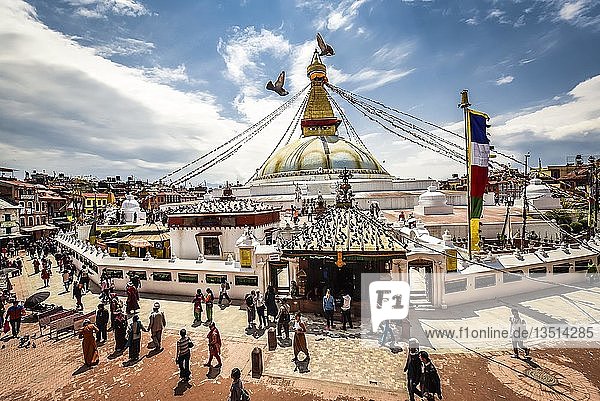 Boudhanath Stupa mit Gläubigen Boudha Kathmandu Nepal Asien