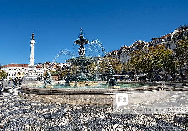 Brunnen  Bronzebrunnen mit Denkmal Dom Pedro IV  Nationaltheater am Rossio-Platz  Praça Rossio  Lissabon  Portugal  Europa