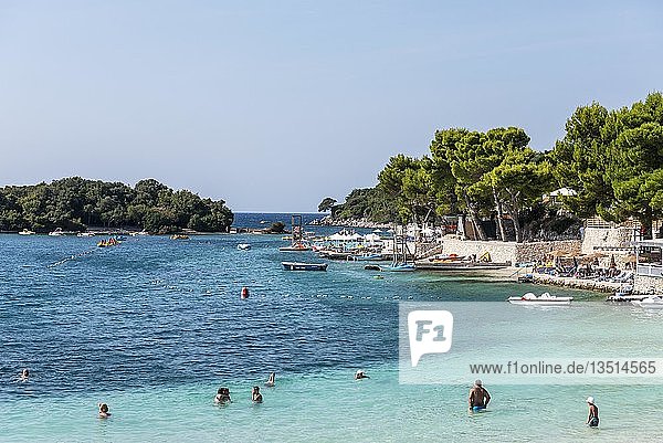 Touristen am Strand  Bucht  Resort  Ksamil  Saranda  Ionisches Meer  Albanien  Europa