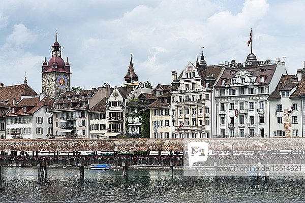 Ansicht der Kapellbrücke über die Reuss  im Hintergrund das Hotel Des Alpes  links der Rathausturm  Luzern  Kanton Luzern  Schweiz  Europa