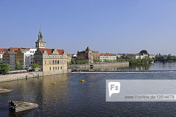 Blick von der Karlsbrücke über die Moldau mit der Altstadt  Prag  Böhmen  Tschechische Republik  Europa